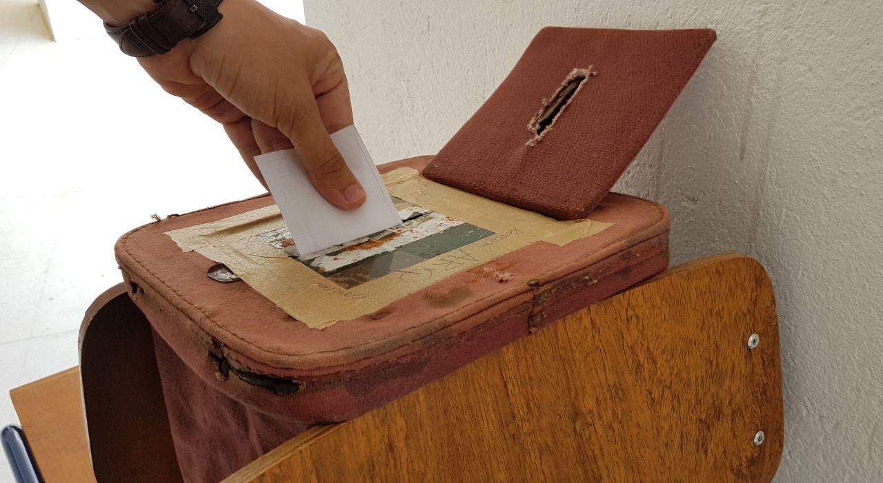 Foto: voto em urna na eleição; Florianópolis/SC; por UFSC à Esquerda