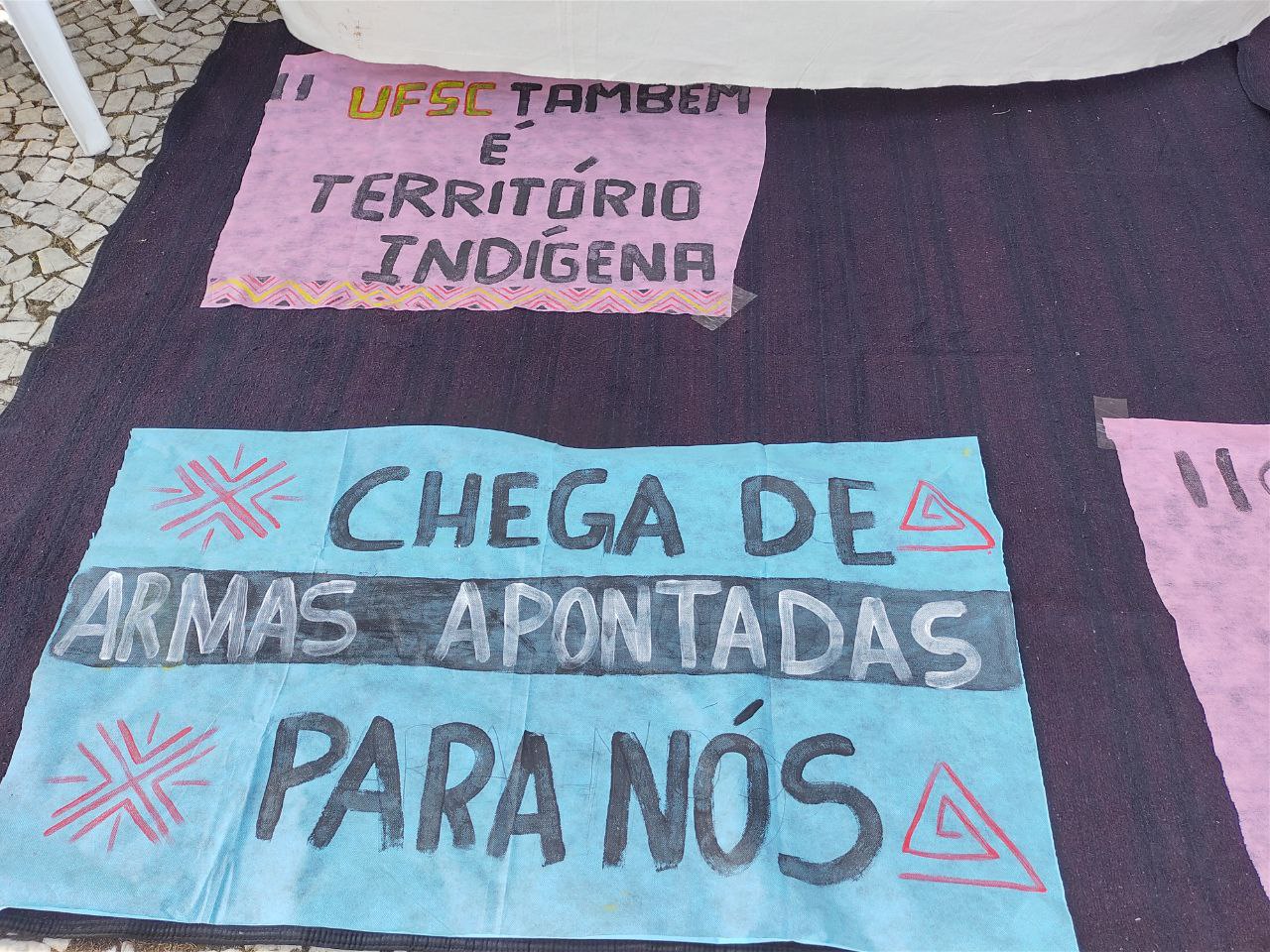 Cartazes da luta dos estudantes indígenas da UFSC