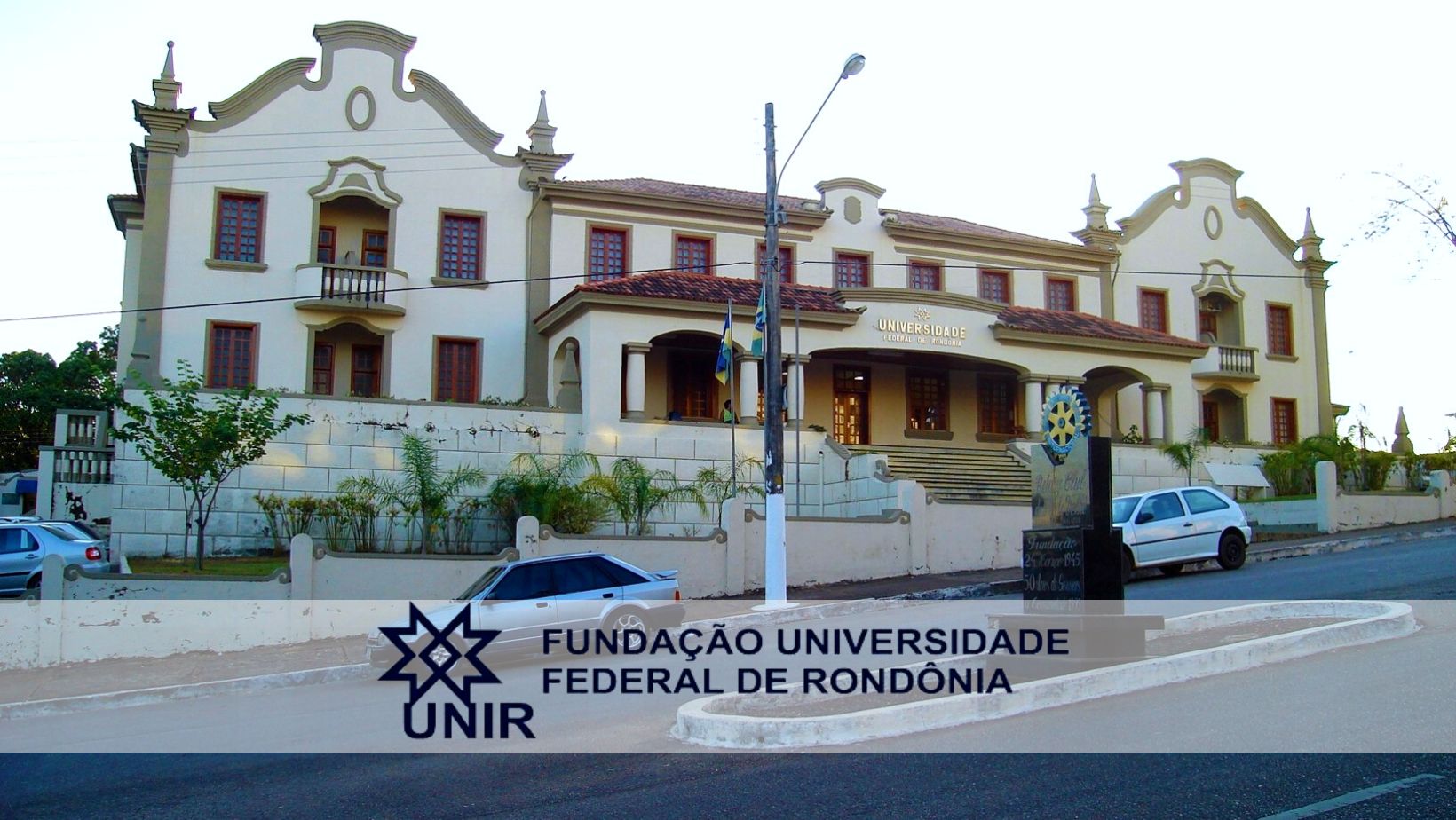 Foto UNIR, autoria de Filipe Mesquita de Oliveira. Montagem Universidade à Esquerda