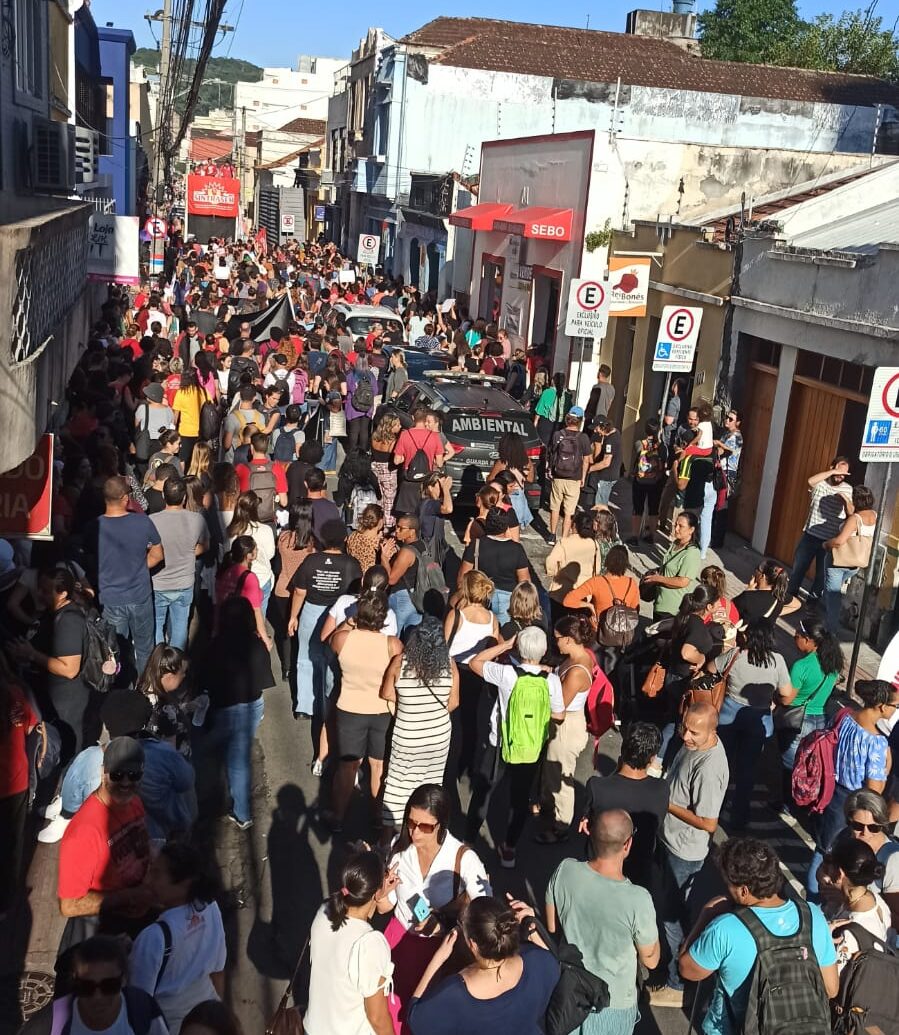 Foto: ato realizado pelo Sintrasem no centro da cidade, por Eclea Baccin.